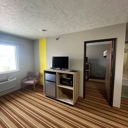 Super 8 By Wyndham Blair Hotell Eksteriør bilde