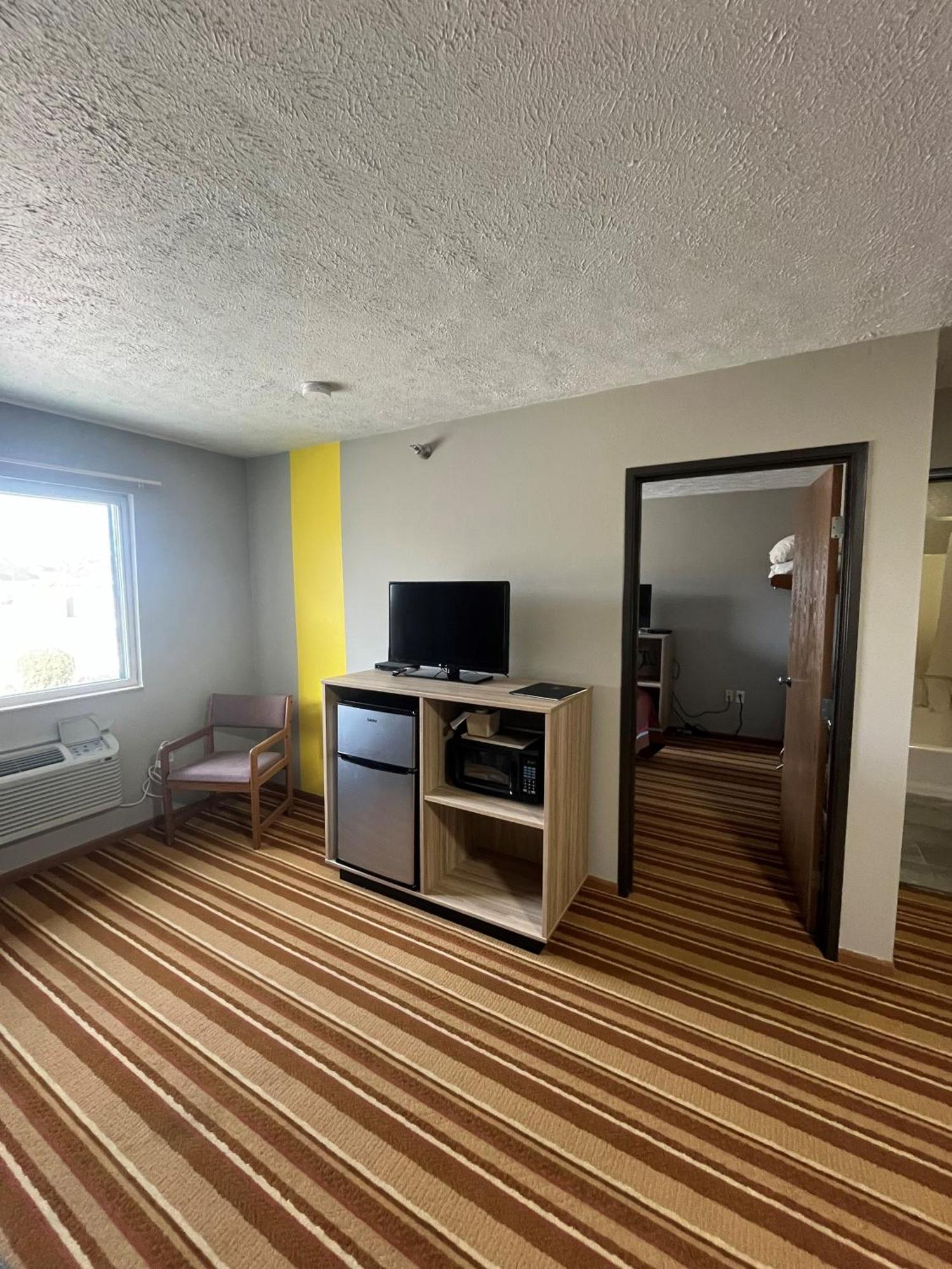 Super 8 By Wyndham Blair Hotell Eksteriør bilde