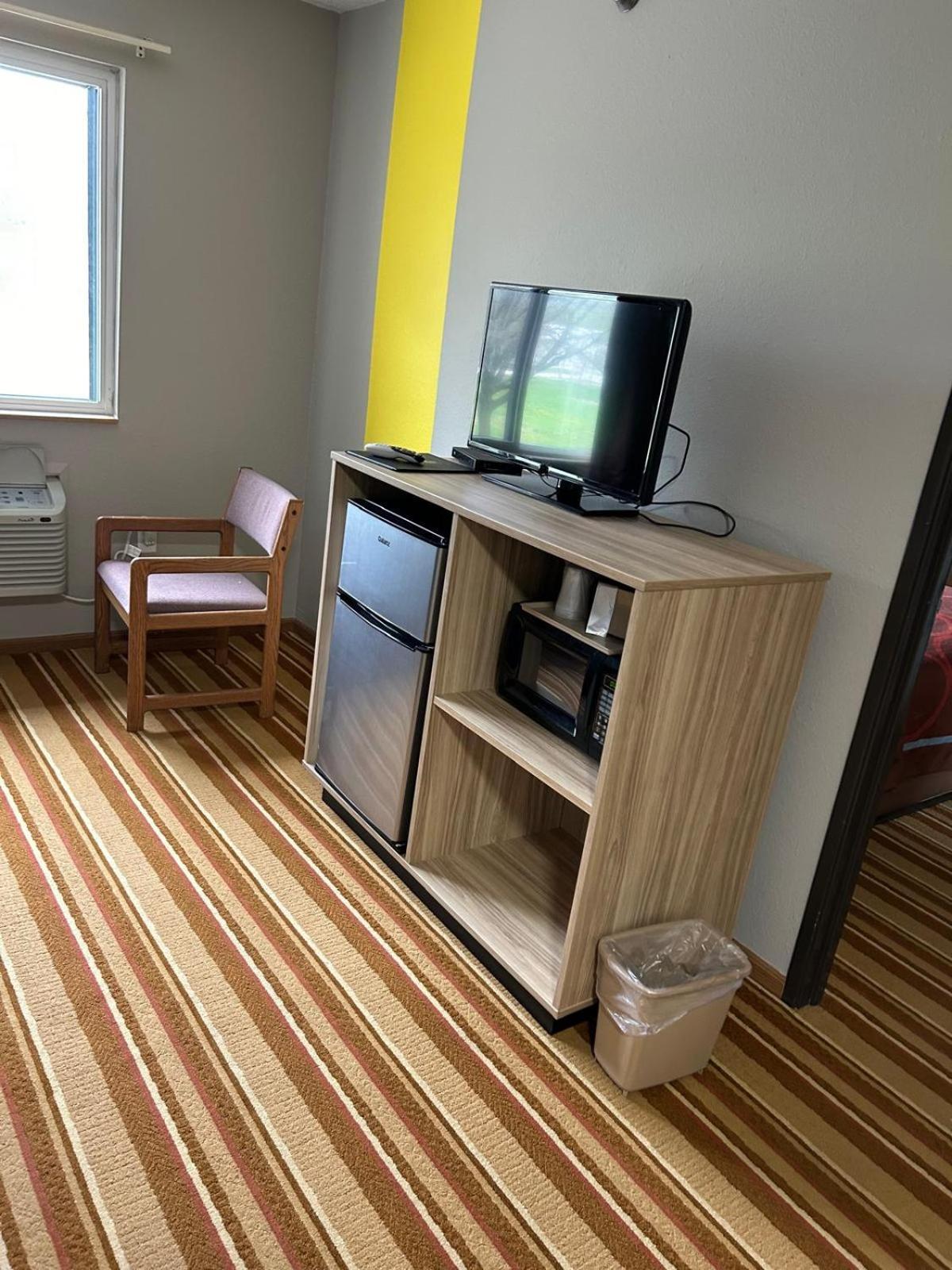 Super 8 By Wyndham Blair Hotell Eksteriør bilde